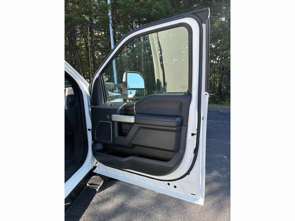 2022 Ford F-550 LARIAT