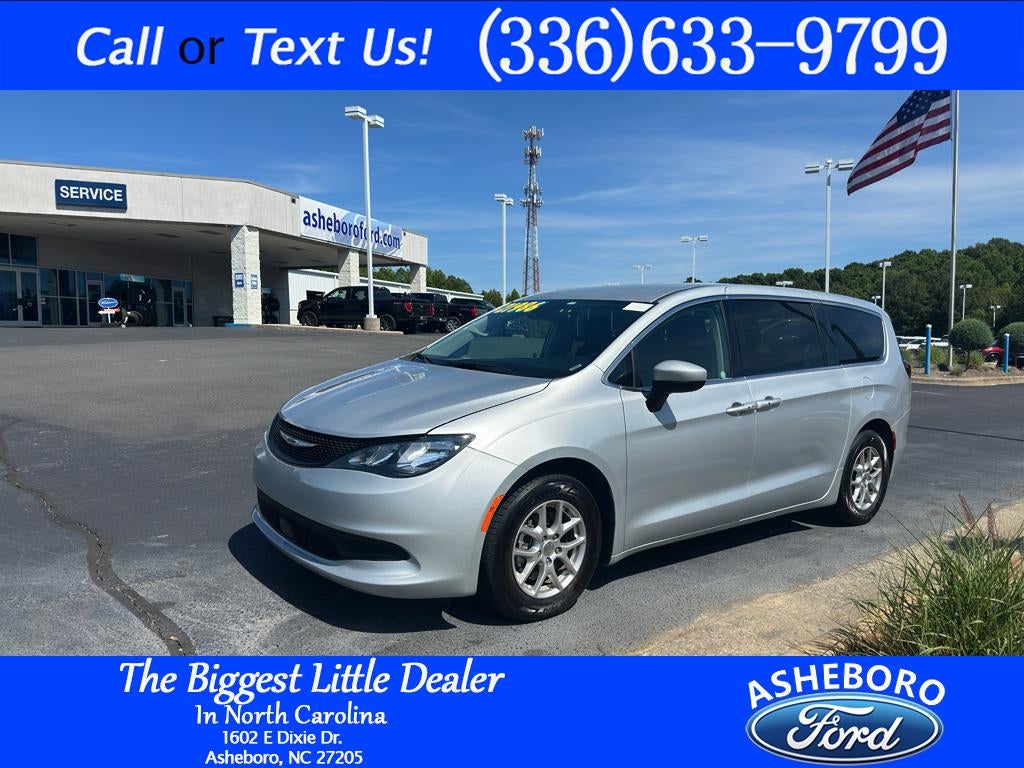 2023 Chrysler Voyager LX's photo